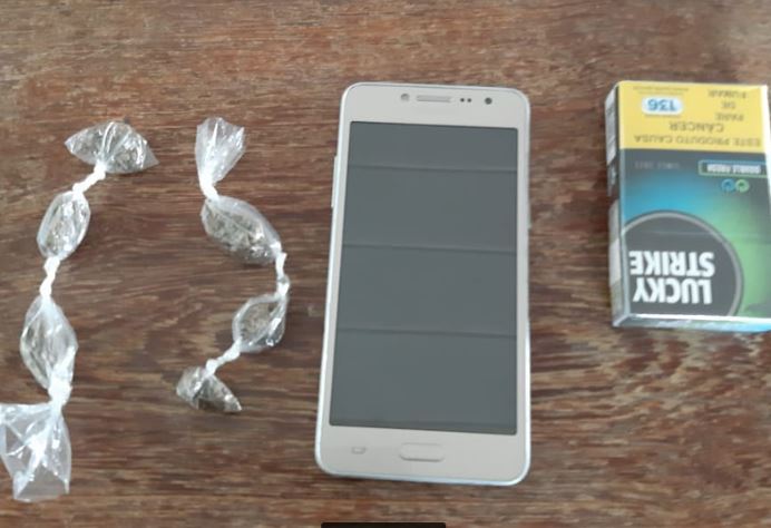 Homem é preso por arremessar celular e drogas para dentro de cadeia no Amazonas