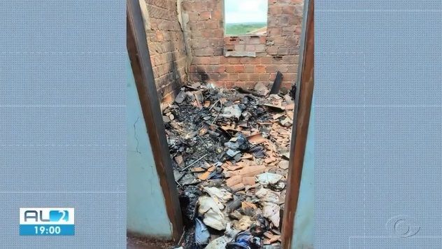 Criança morre após celular ligado na tomada explodir; quarto ficou destruído