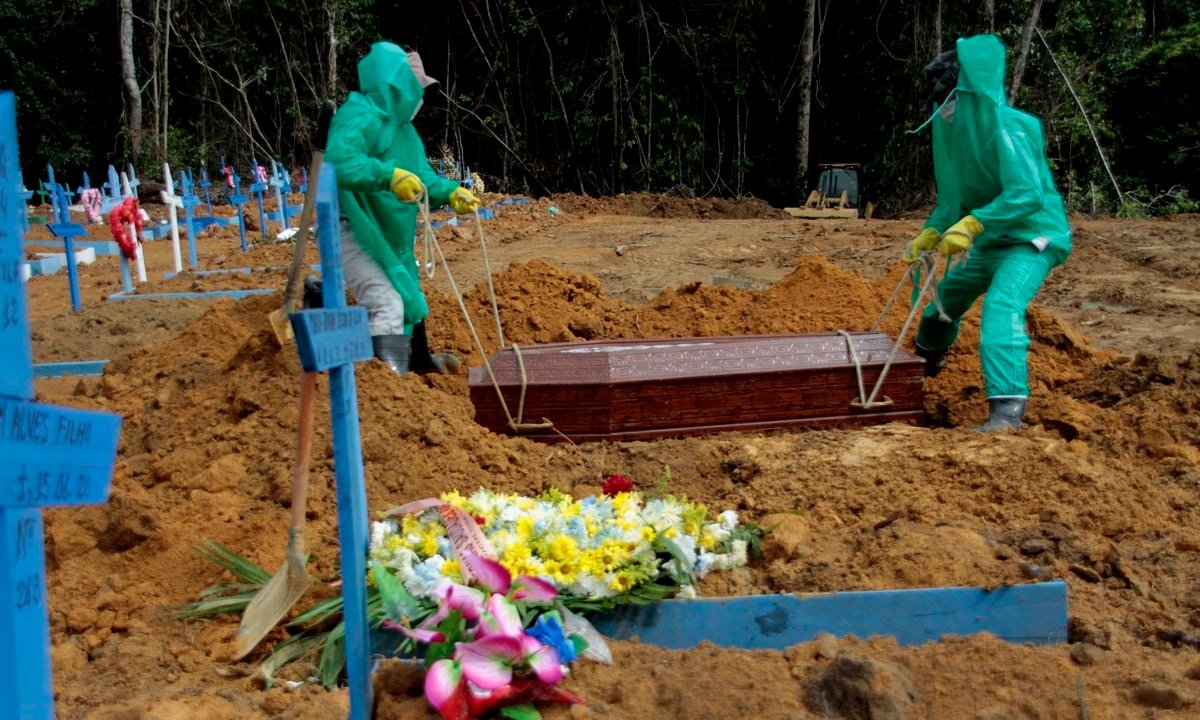 Manaus fez 47 sepultamentos nesta quinta-feira; 13 de vítimas da Covid