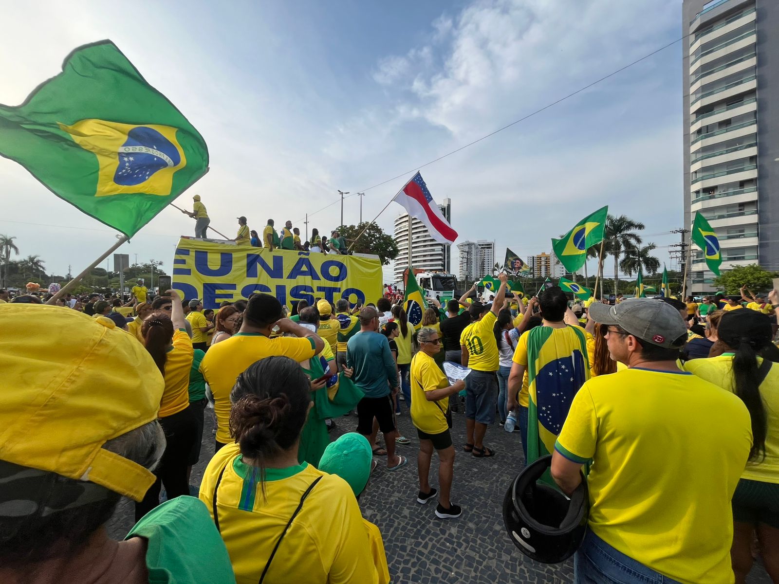 Apoiadores de Bolsonaro se reúnem na Ponta Negra e pedem por anistia e 'Fora Moraes'