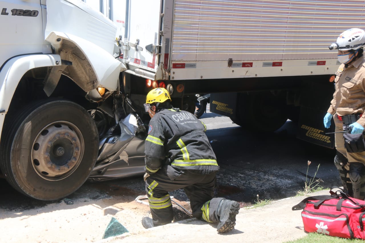 Motorista vai responder por homicídio culposo após esmagar carro com 2 vítimas em Manaus