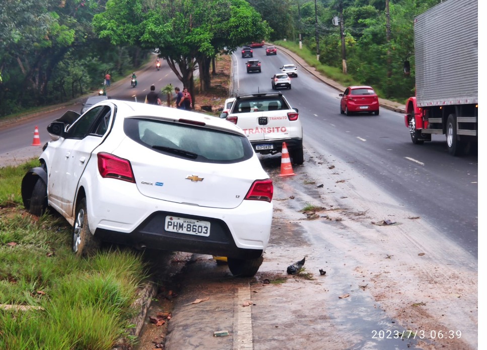 Carro invade canteiro e 'arranca' poste em acidente em avenida de Manaus 