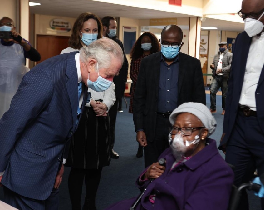 Príncipe Charles surge ao lado de pessoas negras após acusação de Harry