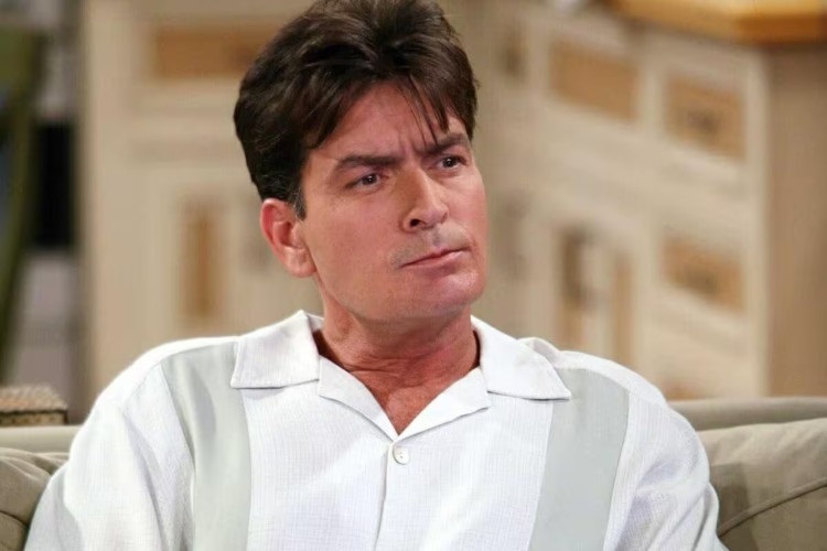 Vizinha estrangula Charlie Sheen após invadir casa do ator