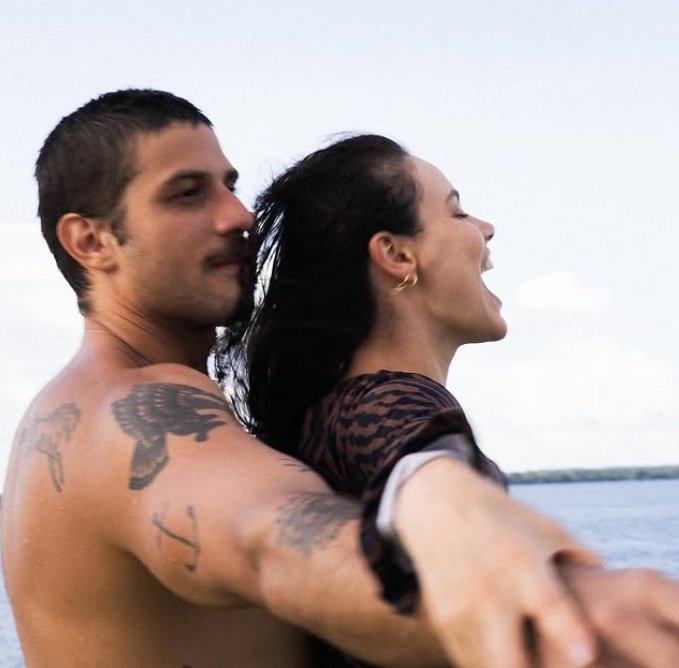 Laura Neiva posta fotos com Chay Suede no Amazonas e comentário do ator chama atenção