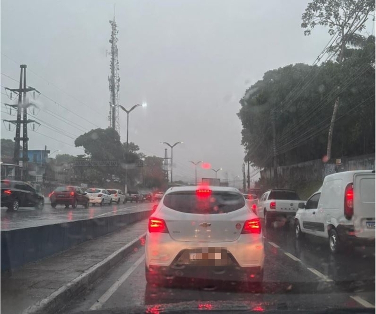 Oito ocorrências são registradas neste domingo durante chuva em Manaus