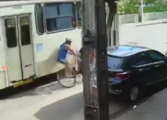 Vídeo mostra momento que ciclista é atropelado por ônibus em Manaus; Família pede por justiça