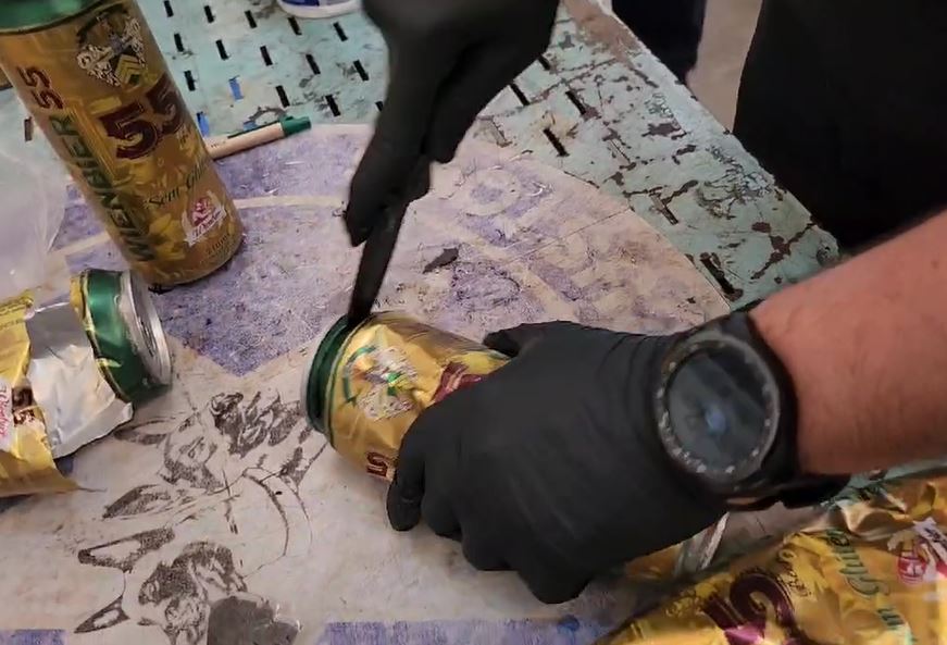 Droga avaliada em R$ 35 mil é encontrada dentro de latas de cerveja nos Correios