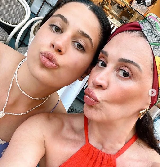 Claudia Raia  se pronuncia após dizer que deu vibrador para a filha aos 12 anos