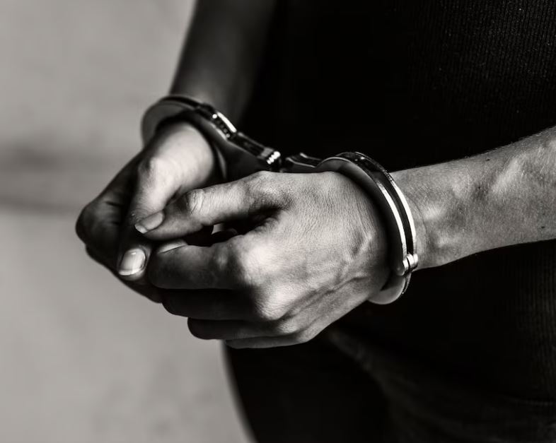 Casal é preso por matar homem com facada no pescoço em Manaus 