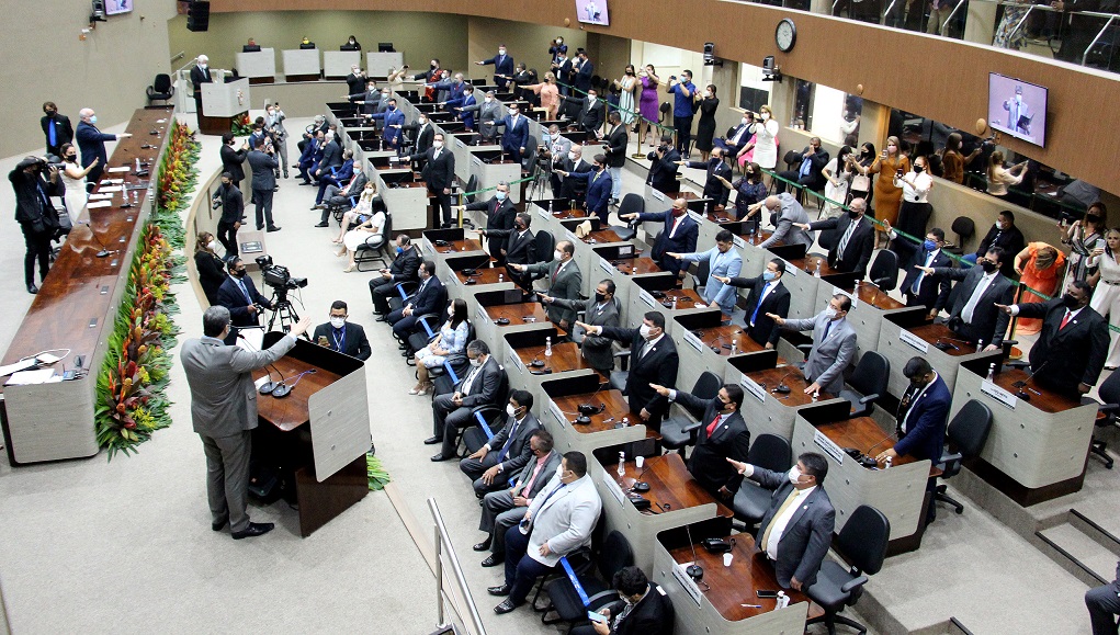 Dois deputados do Amazonas e 2 vereadores não constam em registro de vacinação