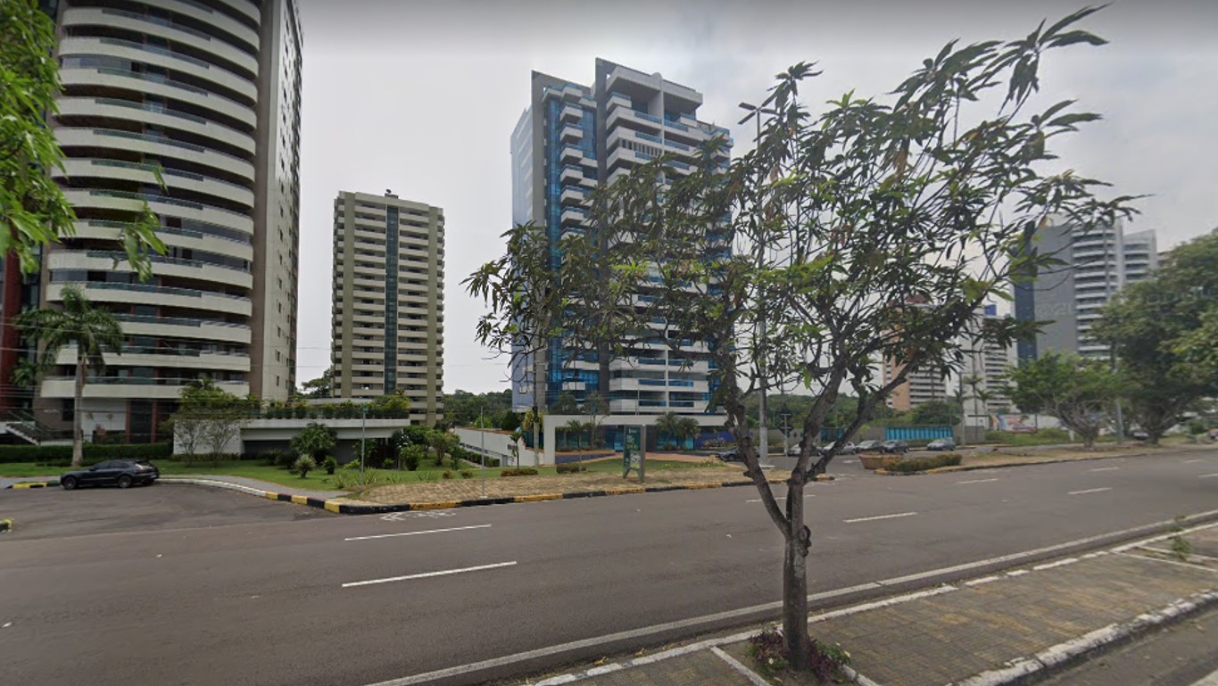 Vídeo mostra desespero de mulher quando ex começa a atirar dentro de condomínio em Manaus