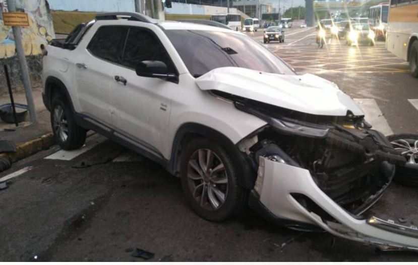 Homem fica ferido em acidente chocante entre carro e caçamba em Manaus