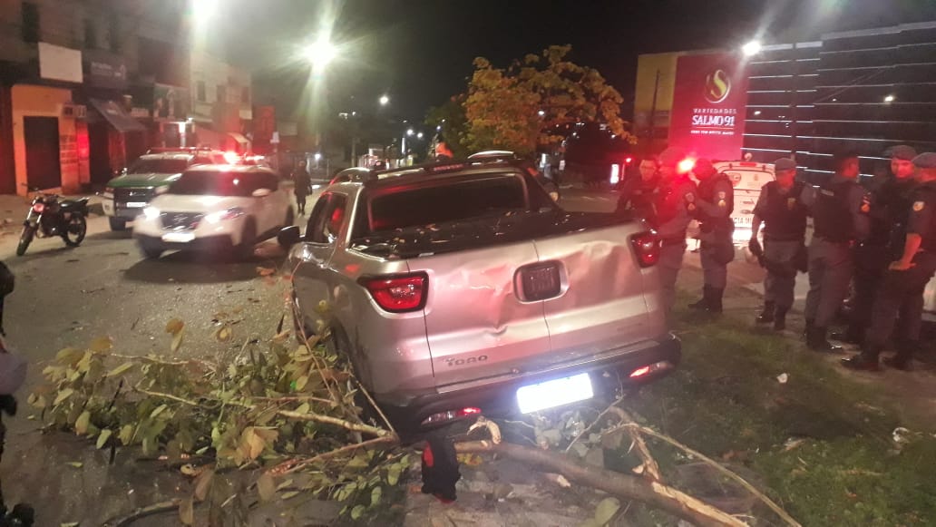 Homem é executado dentro de carro ao sair de arraial com esposa e filhos em Manaus
