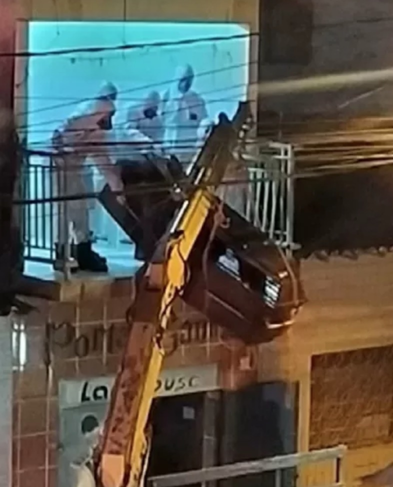 Corpo de homem com covid-19 é retirado por varanda com ajuda de guindaste