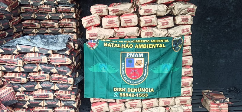 Polícia apreende mais de 800 sacas de carvão vegetal em depósito clandestino em Manaus