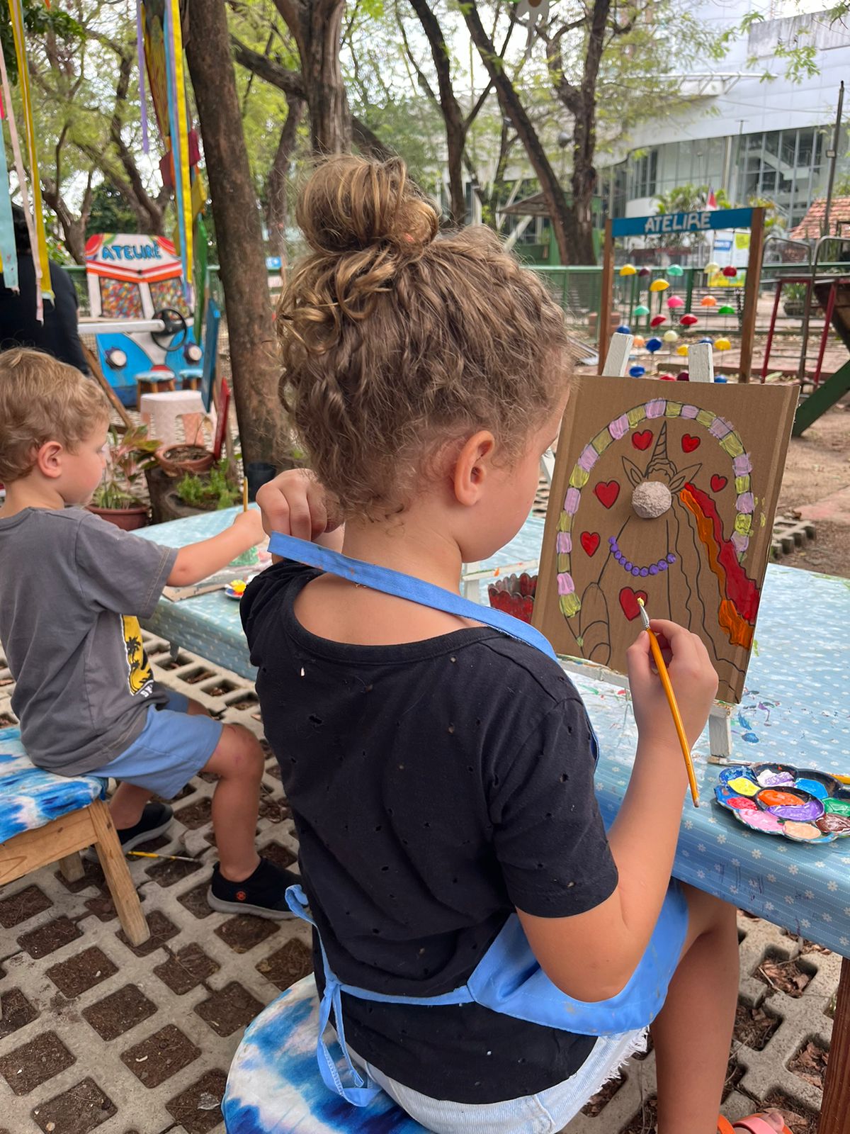 AteliRê tem atividades de pintura e colagens para crianças de 3 a 12 anos; veja programação