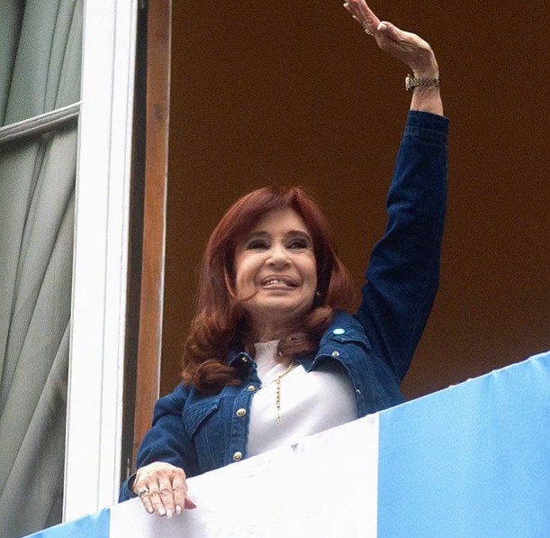 Em prisão domiciliar, ex-presidente da Argentina Cristina Kirchner  é operada às pressas