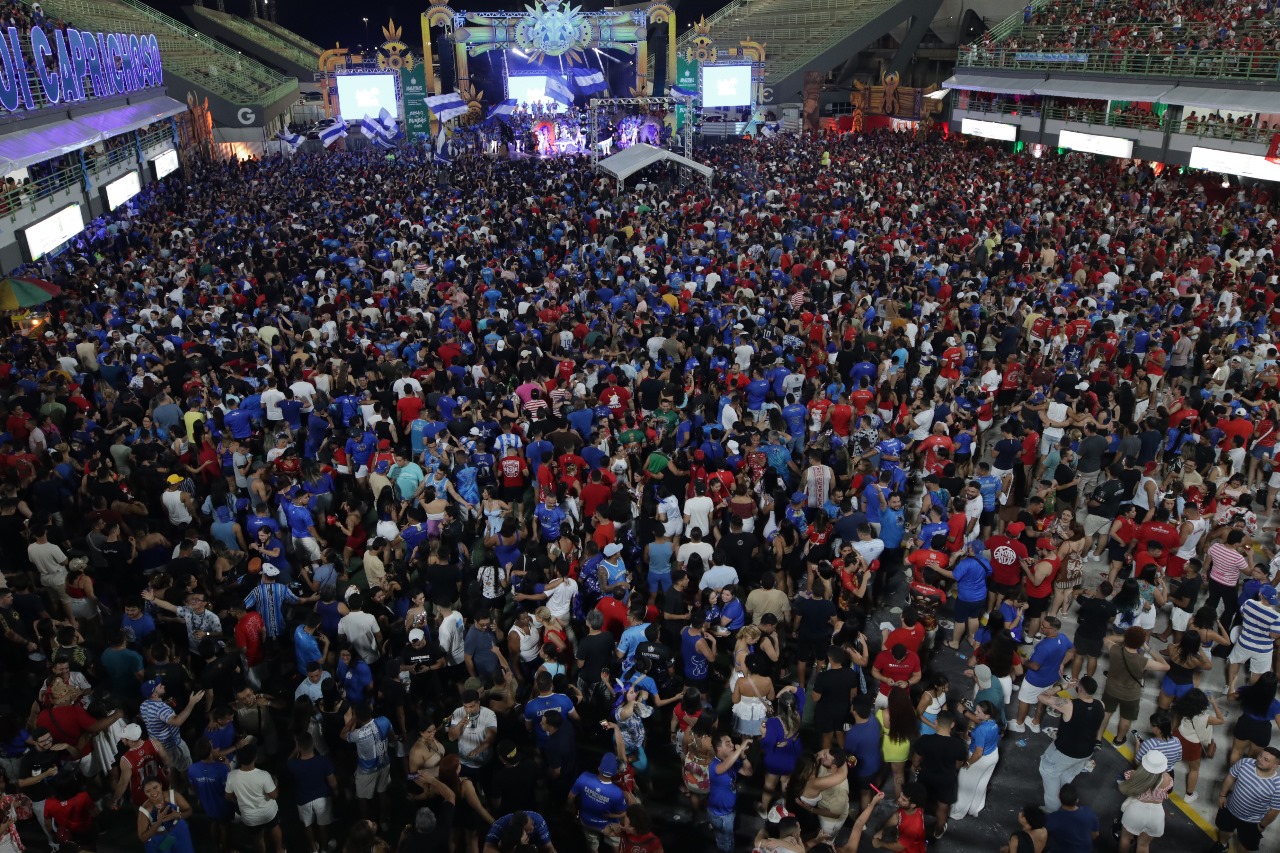Ensaios dos Bumbás estreia com mais de 10 mil pessoas no Sambódromo