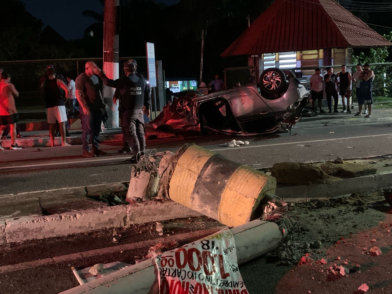 Criminosos capotam carro e ficam presos às ferragens após perseguição em Manaus