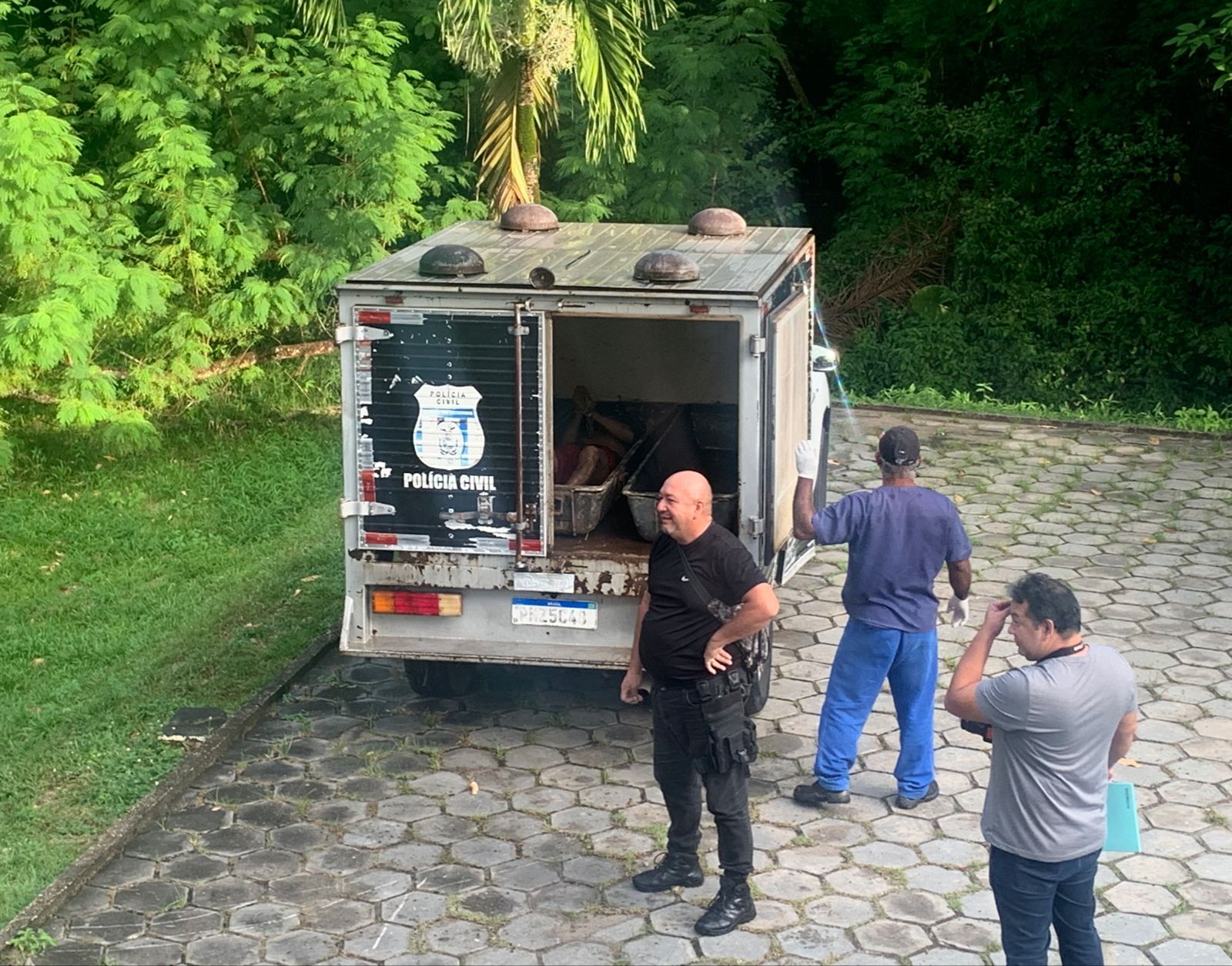 Acorrentado com cadeado, homem é jogado em igarapé de Manaus