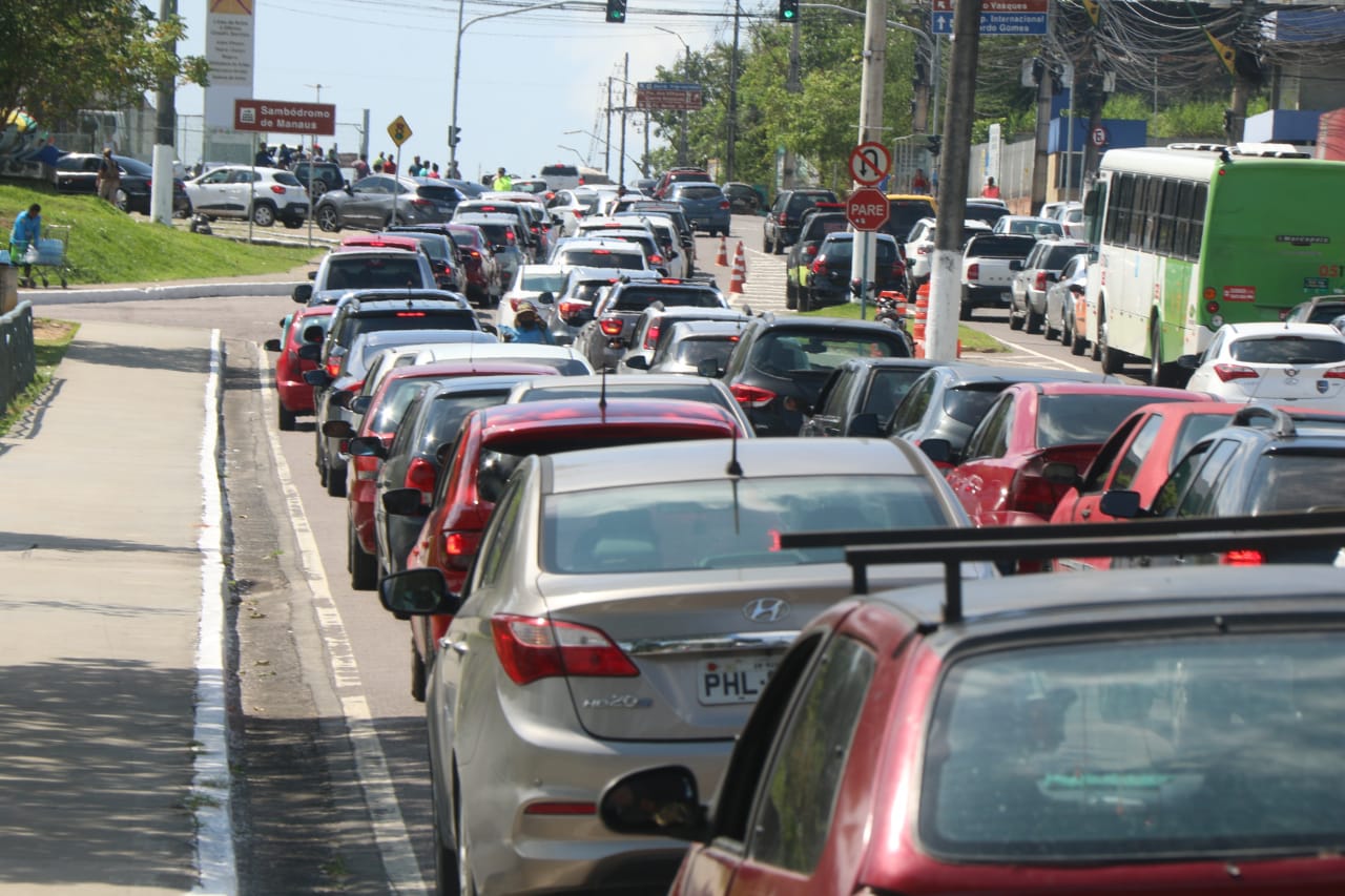 Posto de vacinação contra covid tem fila quilométrica em Manaus