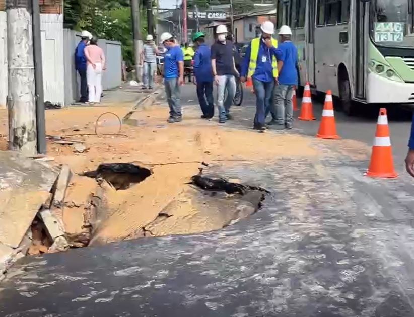 Rompimento de rede de distribuição deixa 10 bairros sem água em Manaus