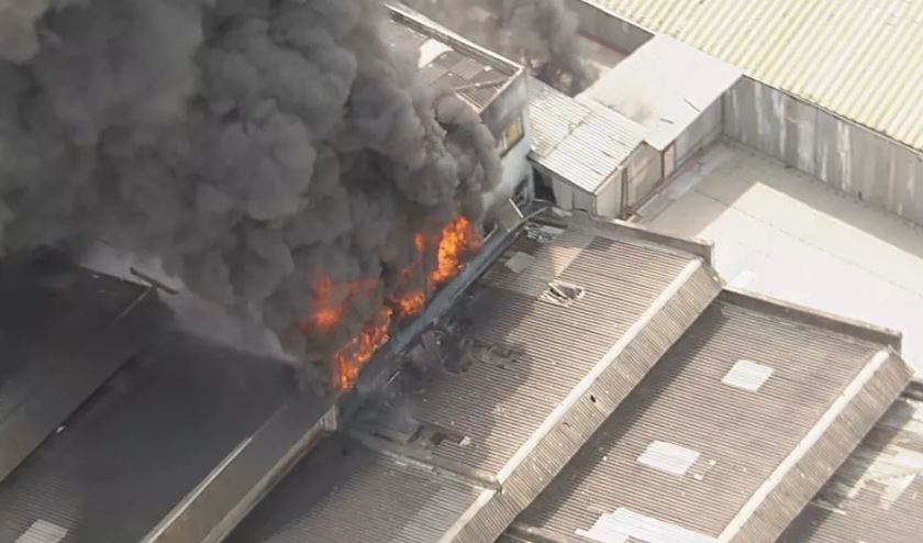 Incêndio no Brás consome galpão e deixa feridos em São Paulo