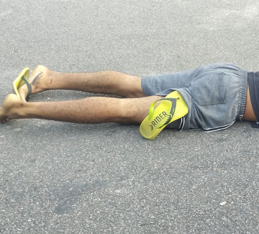 Com arma falsa na mão, homem é achado morto em rua do Águas Claras