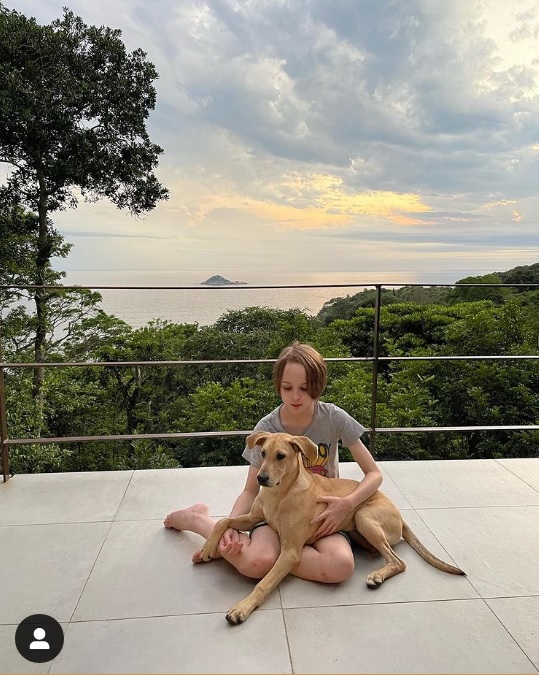 Danielle Winits posta foto do filho, mas vista sensacional de mansão rouba a cena