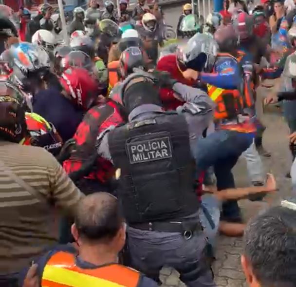 Assaltantes são arrancados de viatura e espancados por mototaxistas em Manaus