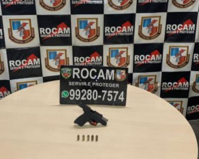 Homem é preso ao ser flagrado exibindo arma em praça no Colônia Oliveira Machado