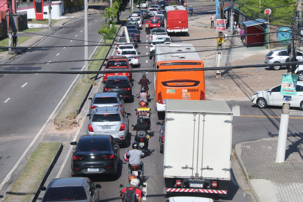 Com volta às aulas presenciais, trânsito fica congestionado em Manaus