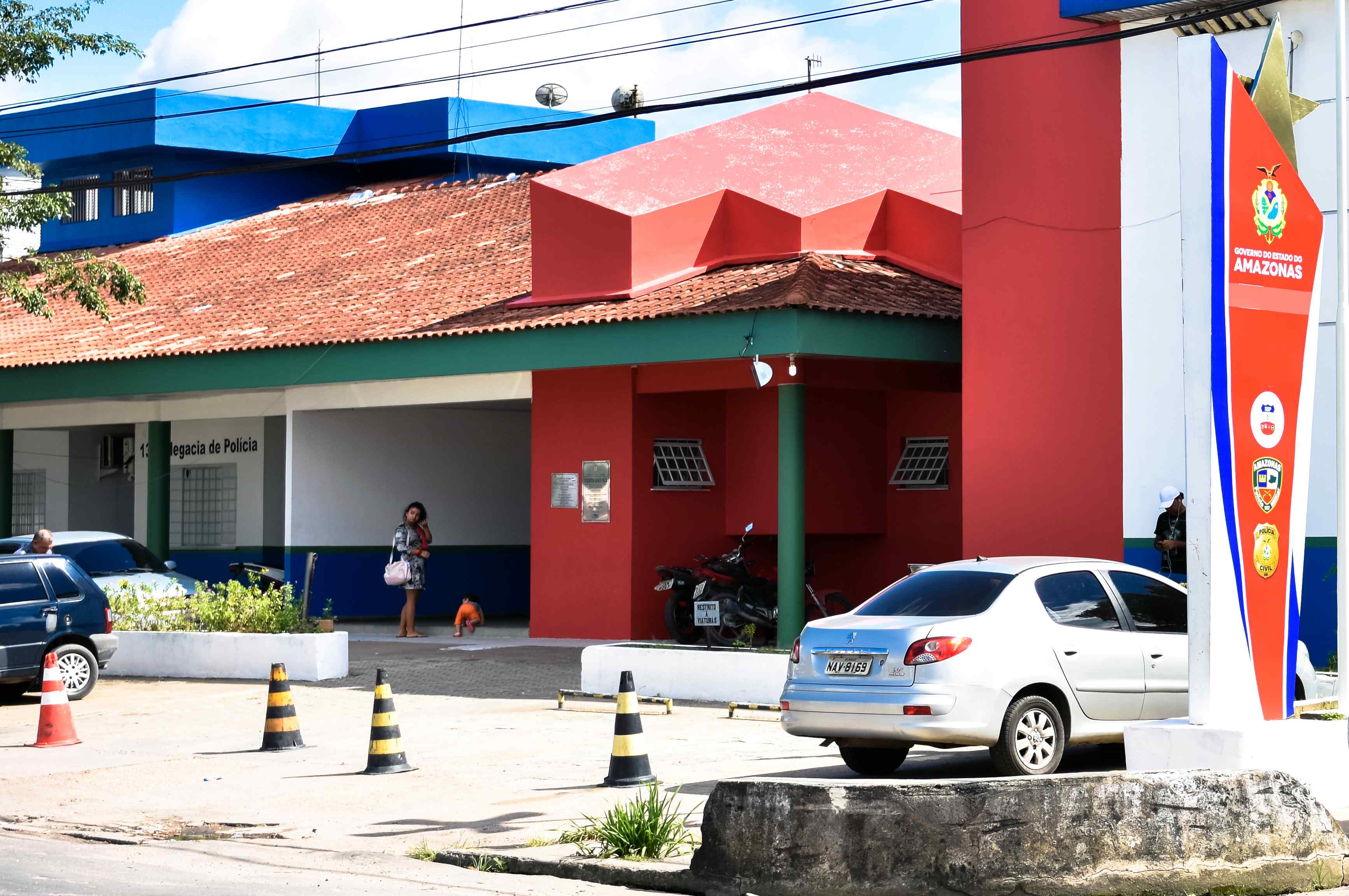 Enciumado, homem bate na esposa perto de delegacia e acaba preso em Manaus