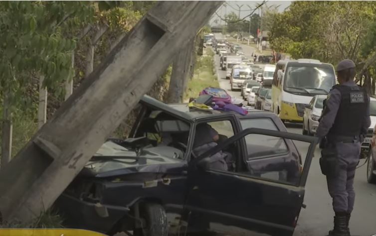 Pai e filha de 3 anos ficam feridos após carro atingir poste em acidente em Manaus