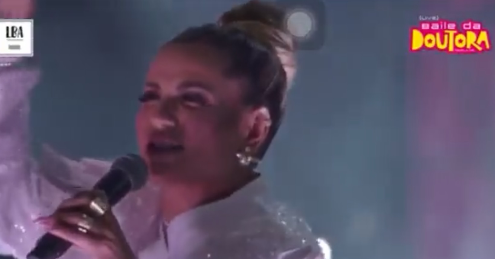 Com holograma de Kevin, Deolane estreia como cantora no 'Baile da Doutora' e divide opiniões