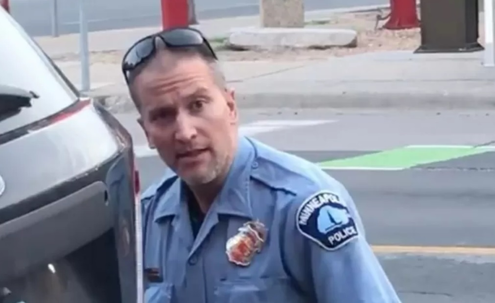 Ex-policial condenado por matar George Floyd é esfaqueado na prisão