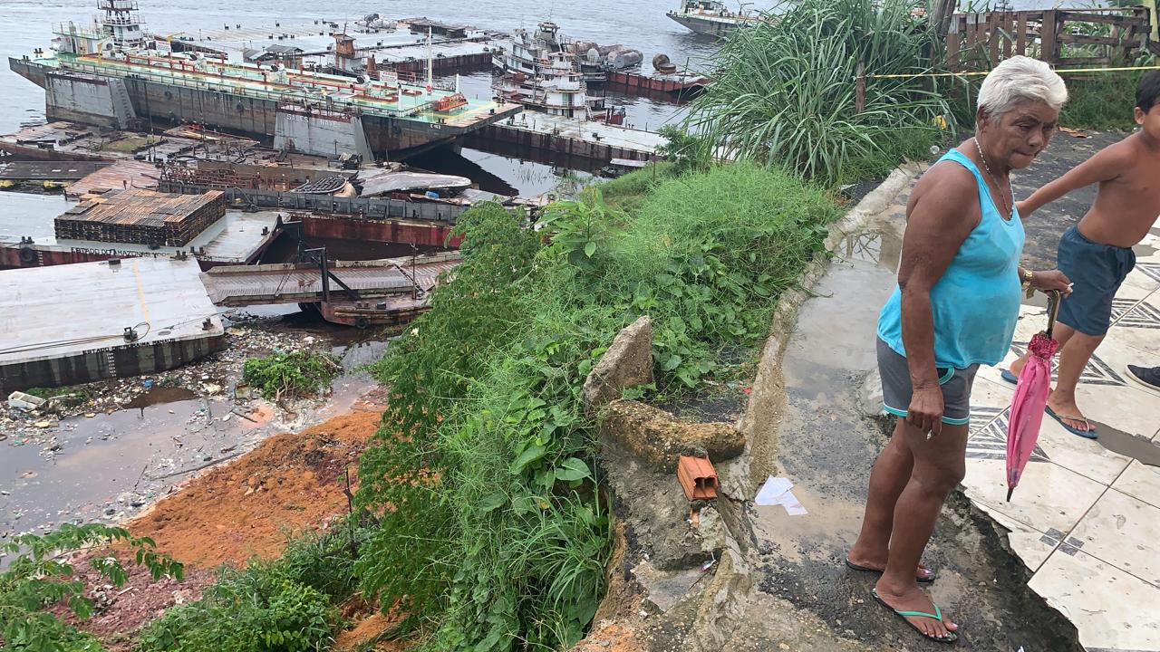 Moradores correm risco de morte após desabamento de parte de beco em Manaus