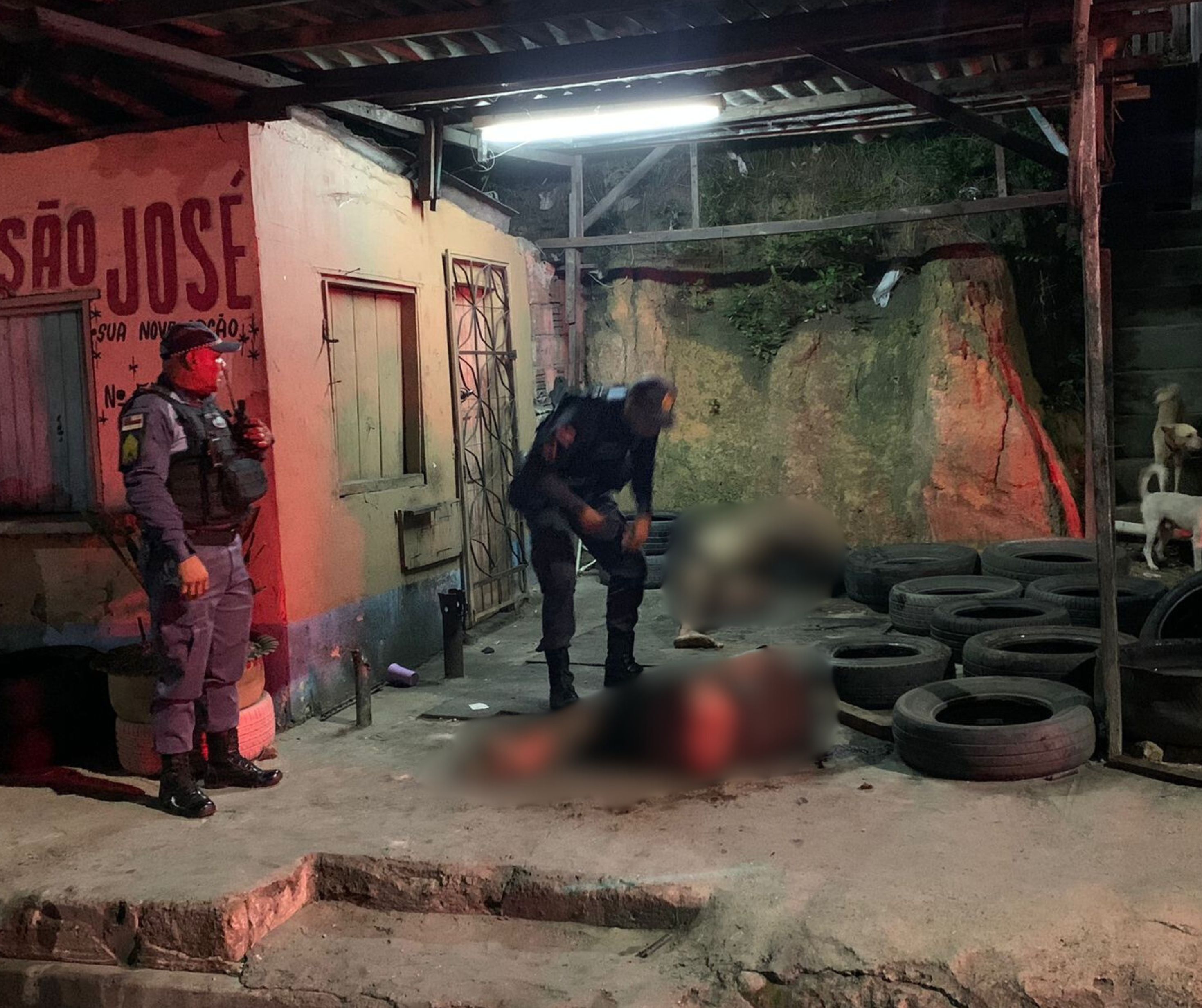 Suspeitos de assalto atropelam motociclista durante fuga e acabam espancados em Manaus