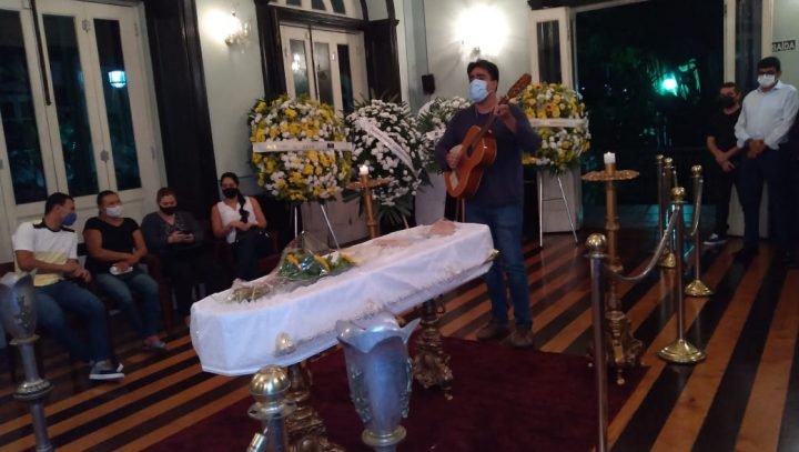 Velório de Thiago de Mello tem sarau com homenagens do filho, artistas e amigos