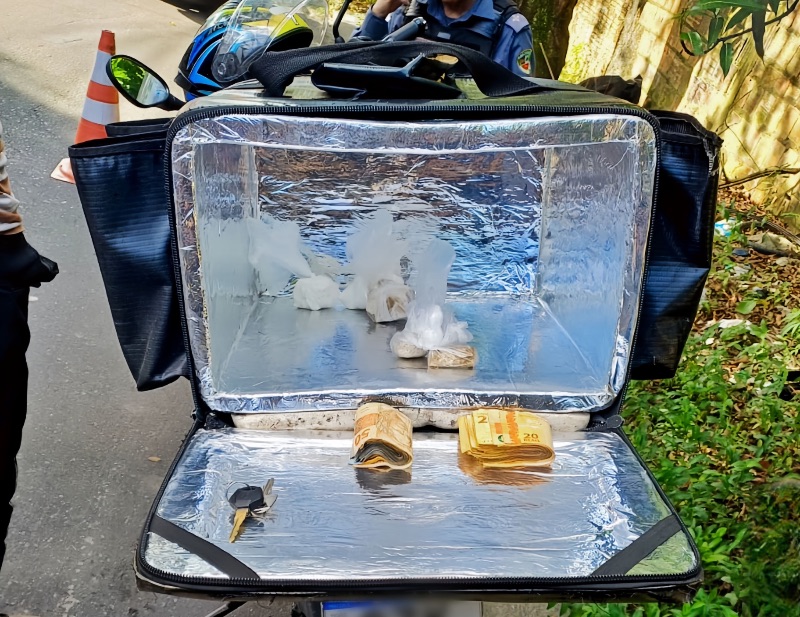 Delivery de drogas: Motoboy é pego com cocaína e R$ 1,3 mil em fiscalização em Manaus