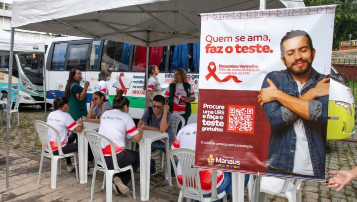 Campanha 'Dezembro Vermelho' oferta teste rápido de HIV em comunidades de Manaus