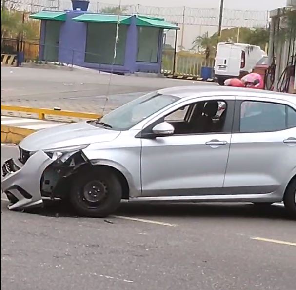 Moto vai parar do outro lado de avenida durante acidente com ferido em Manaus