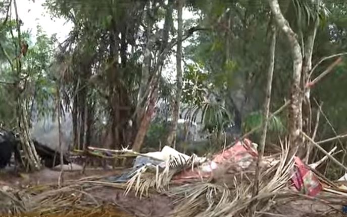 Famílias são obrigadas a deixar barracos durante reintegração de posse em Manaus