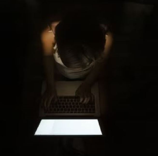 Mãe é presa ao tentar contratar assassino de aluguel na web para matar filho de 3 anos 