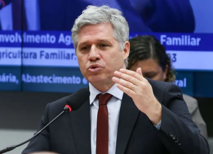 Seca: Ministro da agricultura está em Manaus para definir ajuda a produtores rurais