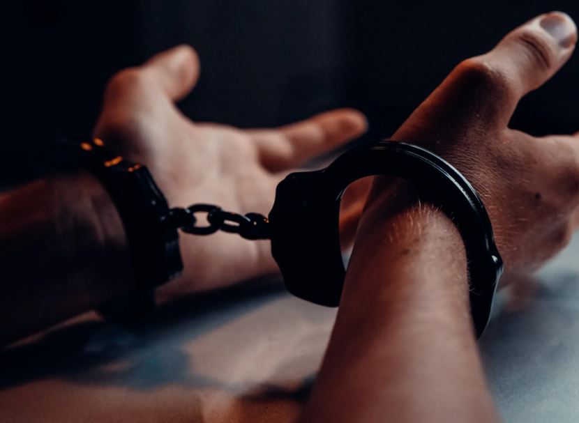 Homem suspeito de assaltar visitantes dentro de cemitérios é preso no Amazonas