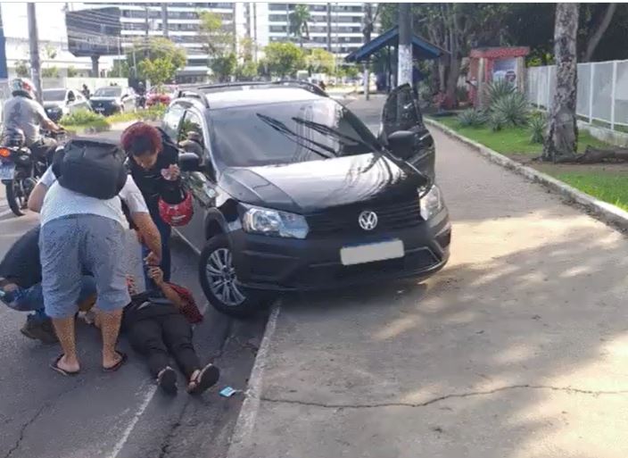 Mulher é atropelada enquanto atravessava a Av. André Araújo