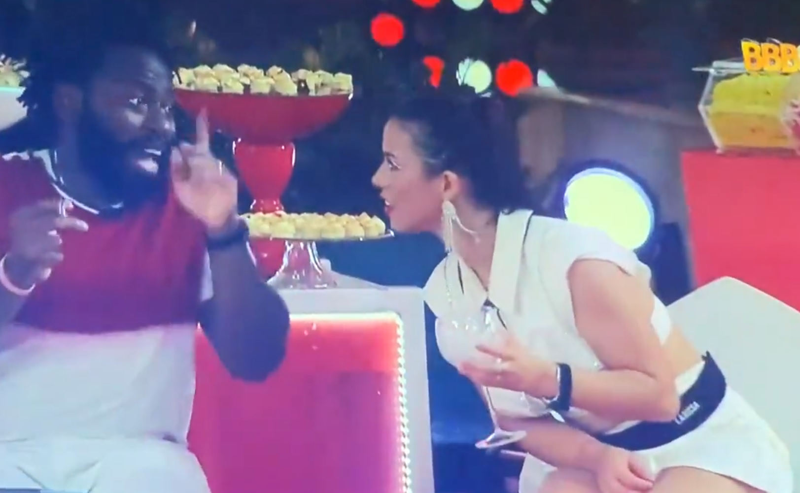 BBB22: Douglas provoca Larissa sobre ficar com PA e sister repassa informação distorcida