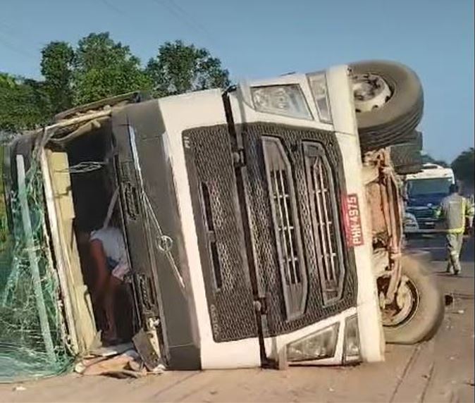 Carreta fica destruída ao tombar na Estrada de Balbina